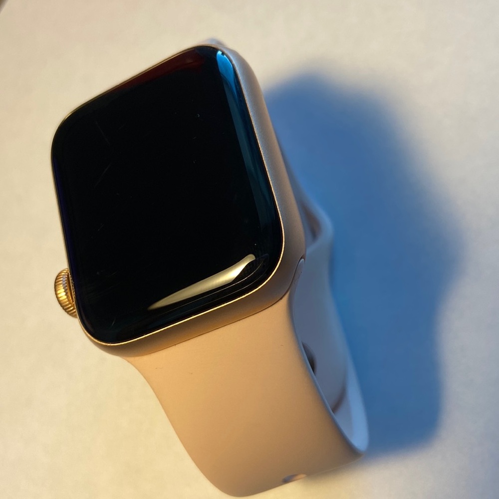 ROSE GOLD APPLE WATCH 40MM- SERIES 6 WITH AUTHENTIC BABY PINK APPLE BAND